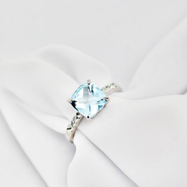 9ct White Gold Diamond Shoulder &amp; Blue Topaz Gem Ring
