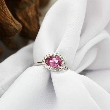 Amazing 18ct White Gold Pink Gem Sapphire and cluster ring