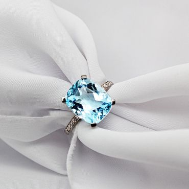 Stunning Blue Topaz And Diamond Gem Ring