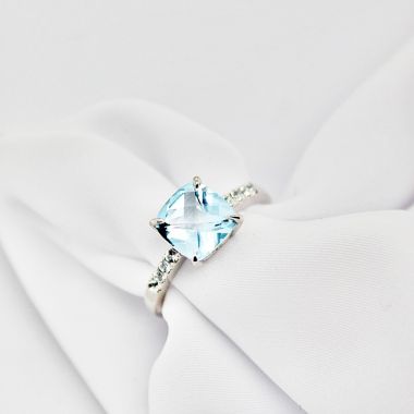 9ct White Gold Diamond Shoulder & Blue Topaz Ring