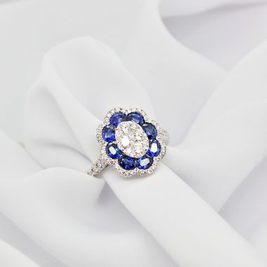18ct White Gold Flower  Cluster Sapphire Ring